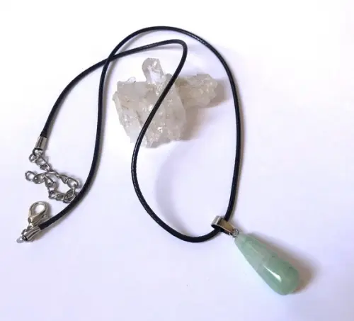 Cordão Colar Choker Preto com Pingente Quartzo Verde Claro