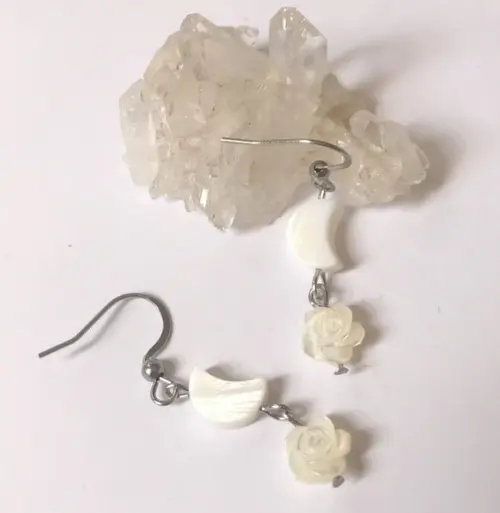 Brinco Gancho Lua e Flor em Madreperolas Aço Inoxidável
