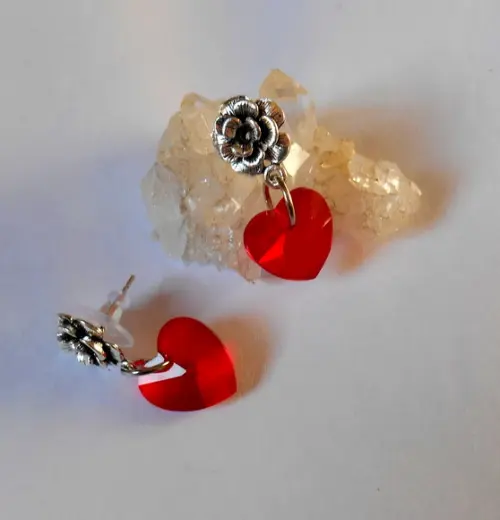 Brinco flor com coração de cristal vermelho