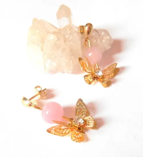 Brinco Folheado a Ouro com Quartzo Rosa e Borboleta