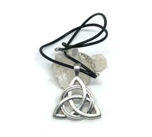 Cordão Colar com Triquetra Pingente Prateado Modelos 2
