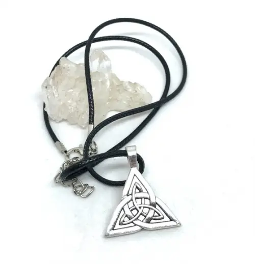 Cordão Colar com Pingente Triquetra Amuleto Prateado