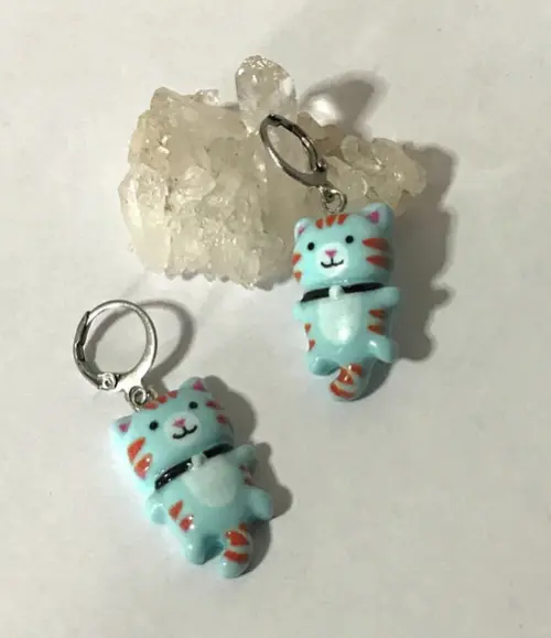 Brinco Argolinha em Aço Inox com Gatinho em Resina