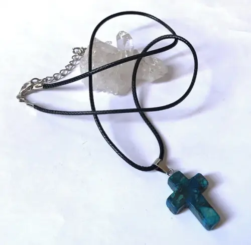 Cordão Colar com Pingente Crucifixo Pedras Variadas