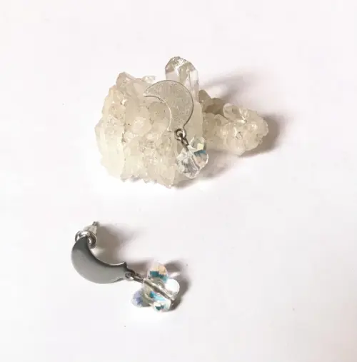 Brinco Pino em Aço Inox com Lua e Borboleta de Cristal