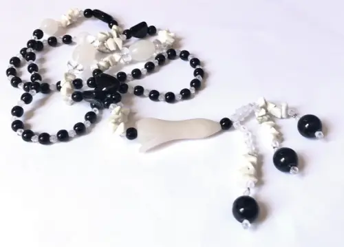 Colar com Contas Resina Preto e Branco