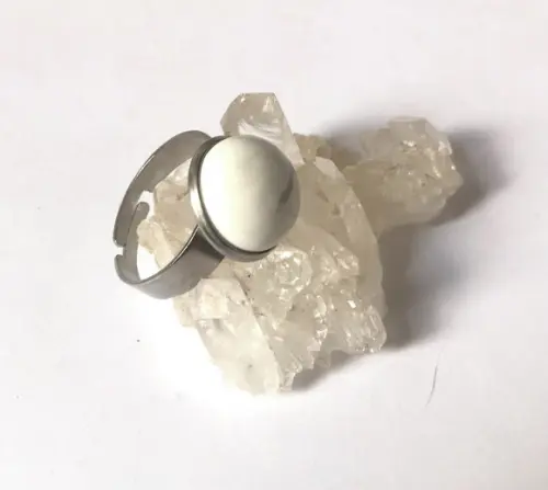 Anel Ajustável em Aço Inox com Howlita Cabochão