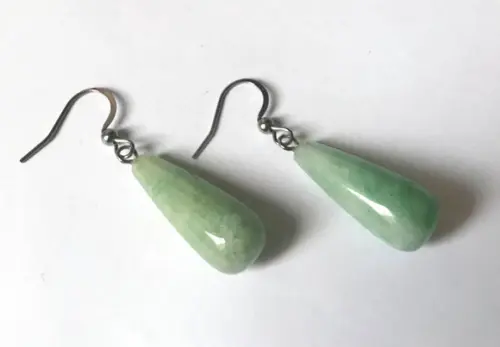 Brinco com Gota Jade Verde Leitosa Gancho em Aço Inoxidável