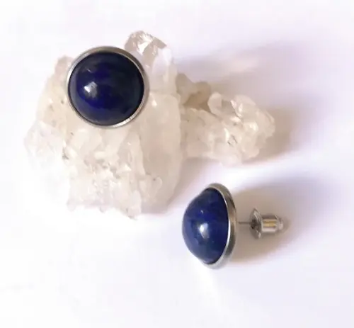 Brinco Sedimento Mineral Azul Cabochão e Pino de Aço Inox