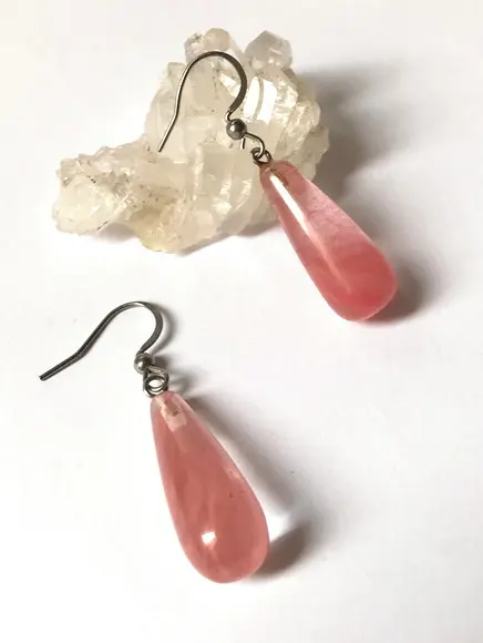 Brinco com Gota Cristal Cherry e Gancho em Aço Inoxidável