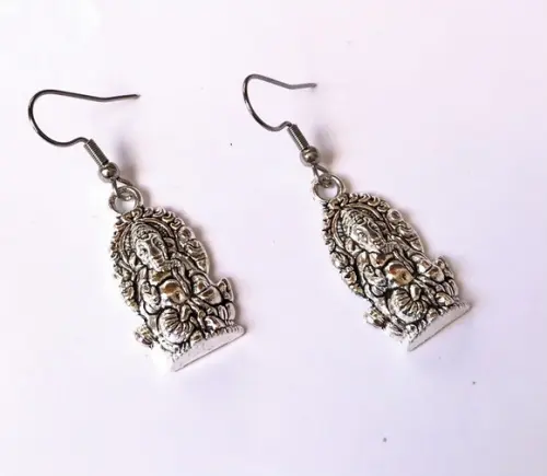 Brinco com Ganesha Metal Prateado e Gancho em Inox