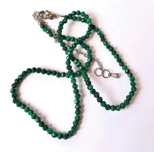 Colar Choker com Malaquitas Facetadas e Inox