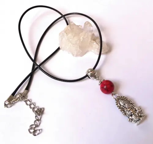 Cordão Colar com Howlita Vermelha e Ganesha