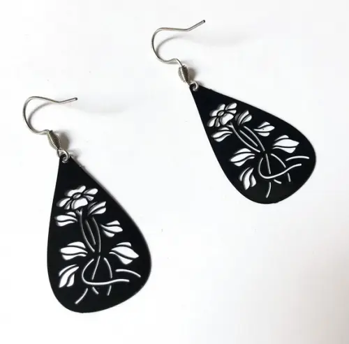 Brinco Gota Negra com Desenho de Flores e Aço Inoxidavel