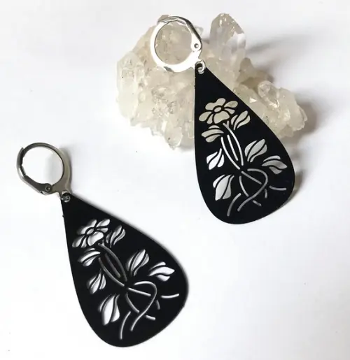 Brinco Gota Negra com Desenho de Flores e Aço Inoxidavel