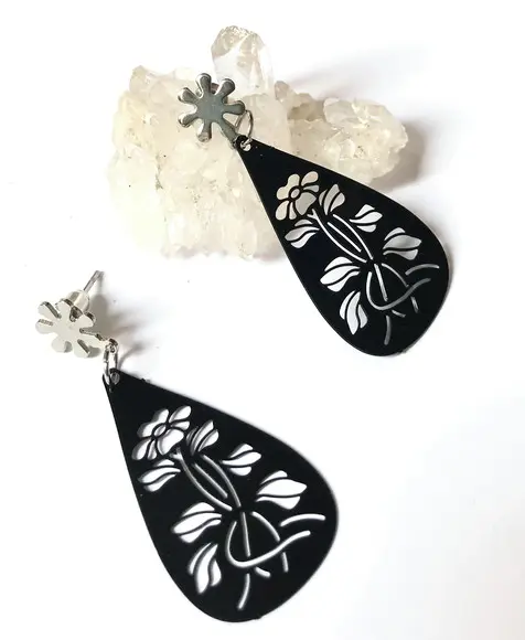 Brinco Gota Negra com Desenho de Flores e Aço Inoxidavel