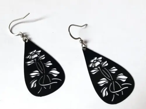 Brinco Gota Negra com Desenho de Flores e Aço Inoxidavel