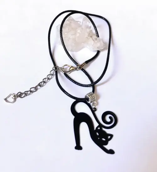 Cordão Colar com Gatinho Preto e Acabamento Prateado