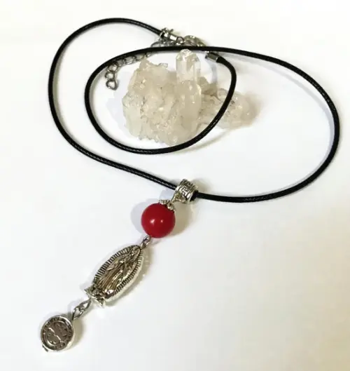 Cordão Colar com Howlita Vermelha / Nossa Senhora