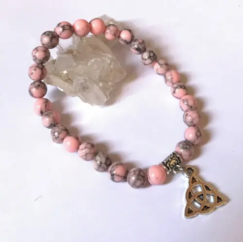 Pulseira Japamala 27 Contas Howlita Rosa e Triquetra