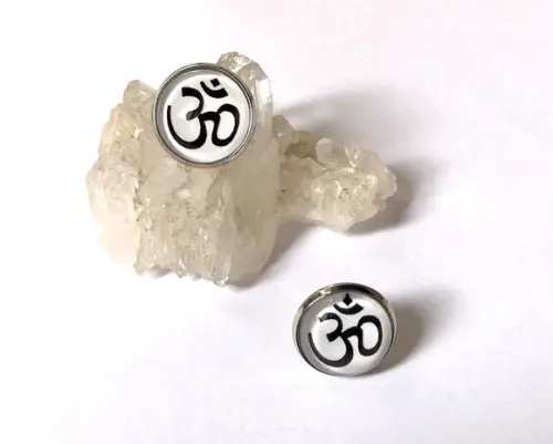 Brinco Pino com Cabochão Simbolo Om ( Yoga) e Aço Inox