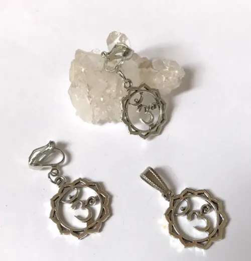 Conjunto Brinco de Pressão e Pingente com Mandala Om em Liga