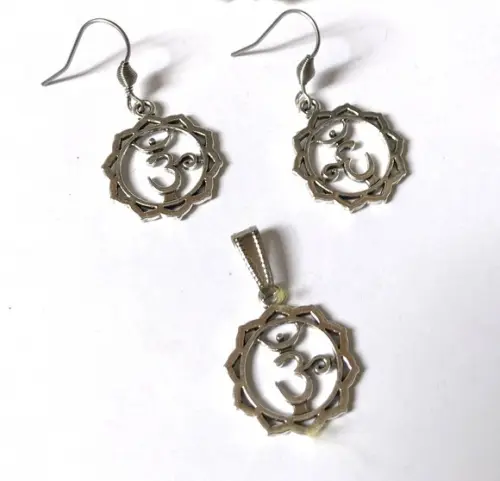 Conjunto Brinco e Pingente em Inox com Mandala Om em Liga