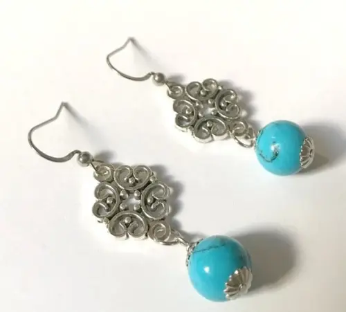 Brinco com Turquesa Azul Recontituida Gancho em Aço Inox
