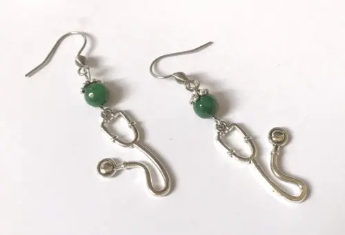 Brinco Medicina ou Enfermagem com Estetoscopio e Jade