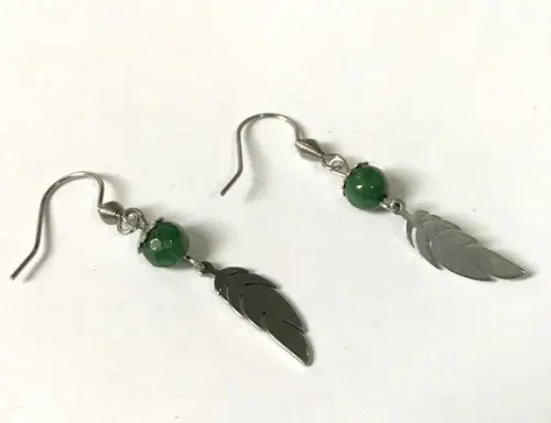 Brinco Jade Facetada com Pena e Gancho Aço Inox