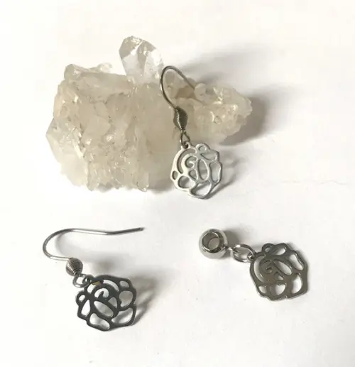 Brincos Gancho e Pingente Flor em Aço Inoxidavel Conjunto
