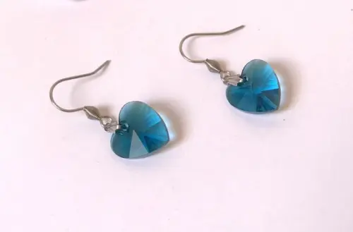 Brinco com Coração de Cristal Azul e Aço Inox