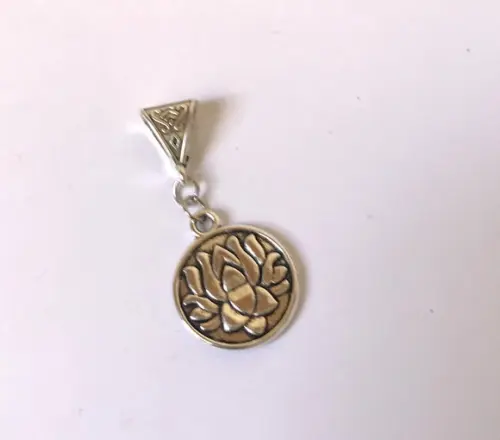 Pingente com Flor de Lotus em Liga
