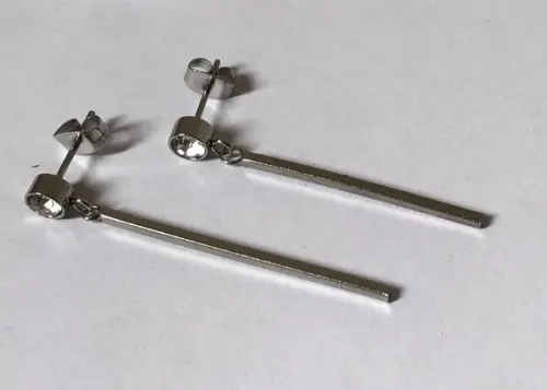 Brinco Pino Aço Inox com Strass e Haste
