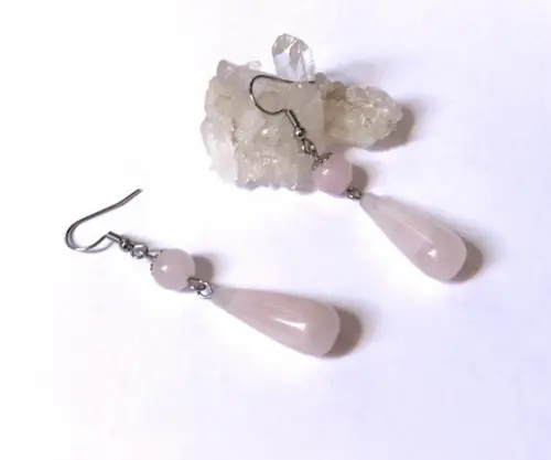 Brinco com Gota Quartzo Rosa e Gancho em Aço Inoxidável