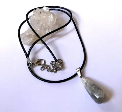 Cordão Colar com Pingente Gota de Jaspe Tons Cinza