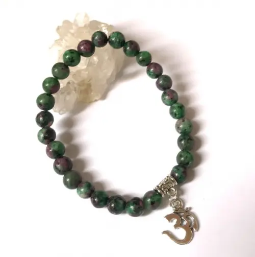 Pulseira Japamala Com Rubi Zoizita E Simbolo Om