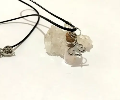 Colar com garrafinha de vidro e quartzo rosa e Elefante