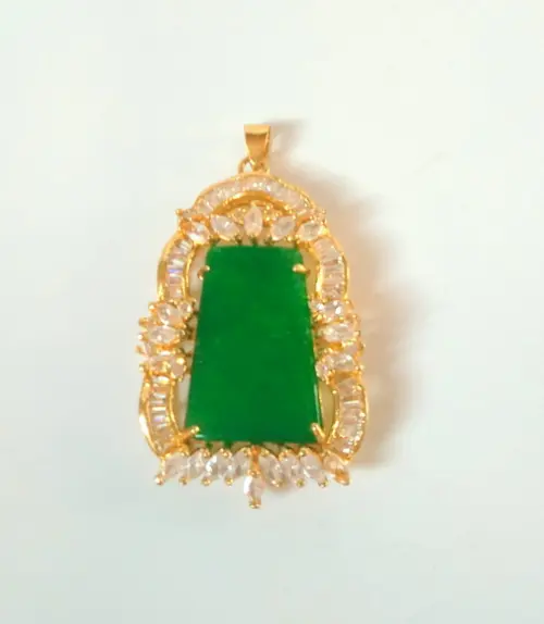 Pingente cristal verde e navetes dourado