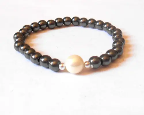 Pulseira com hematitas e pérola shell