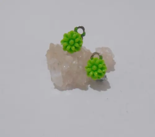 Brinco de pressão com flor verde