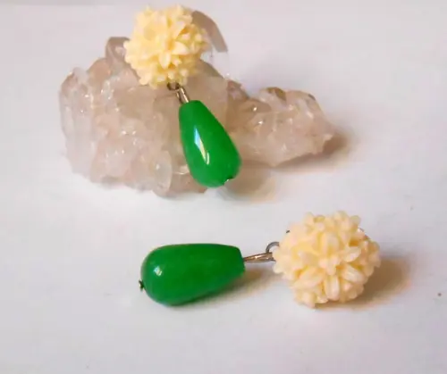 Brinco Pino com Flor Crisântemo, Quartzo Verde e Aço Inox