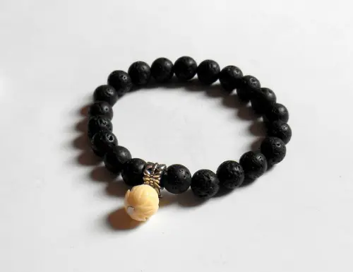 Pulseira Japamala 21 contas lava vulcanica e flor de lótus