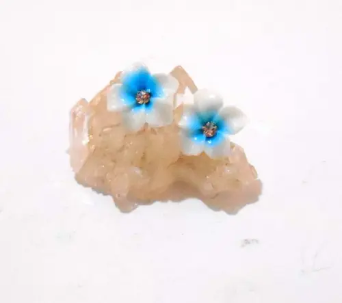 Brinco flor branca e azul e aço inox