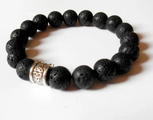 Pulseira Japamala com Lava Vulcânica 18 Contas e Triquetra