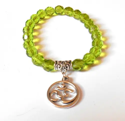 Pulseira Cristal theco verde 21 contas e simbolo OM