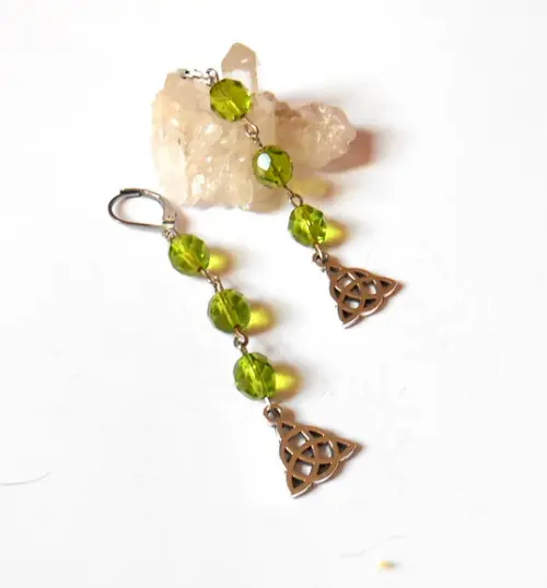 Brinco cristal Theco verde e triquetra