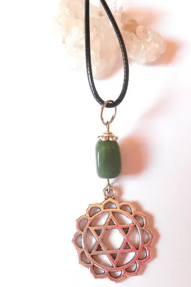 cordão colar com quartzo verde e simbolo 4° chakra