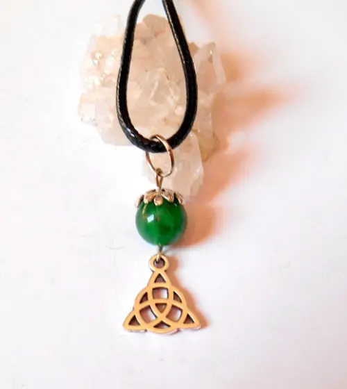 cordão colar com ágata verde e triquetra