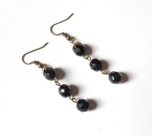 Brinco ouro velho com cristal Theco negro